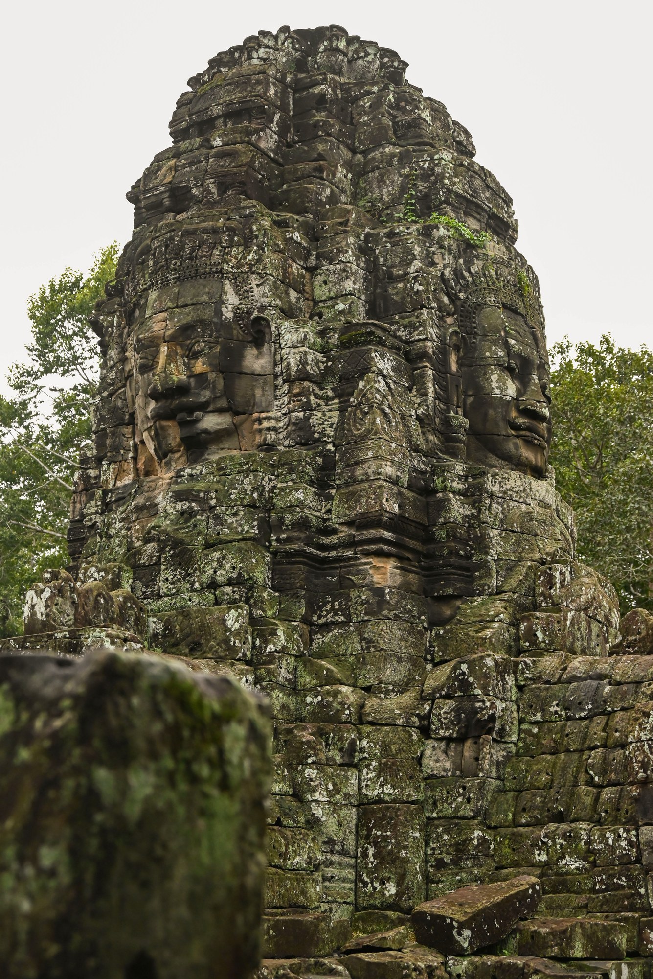 左：传说巴戎寺建成时有一层金箔铺在建筑上，金碧辉煌