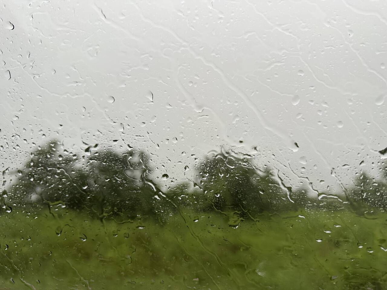 雨水模糊的暹粒街道